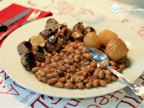 Schwarze Bohnen mit Wurst