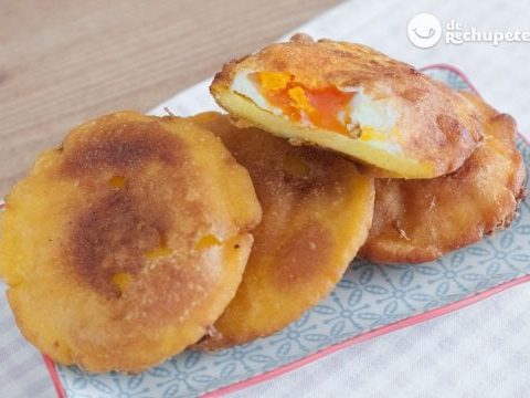 Gebratene Arepas gefüllt mit Ei