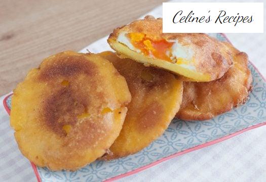 Gebratene Arepas gefüllt mit Ei