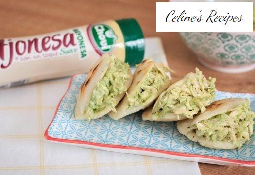 Arepas gefüllt mit Avocado, Huhn und Mayonnaise