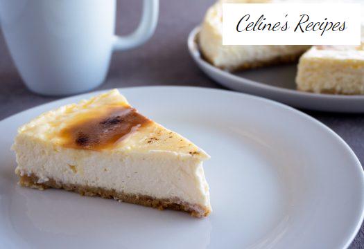 Käsekuchen oder Käsekuchen mit gerösteter Sahne
