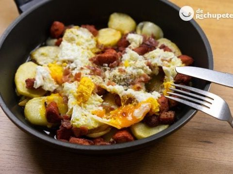 Gebrochene Eier mit Hackfleisch oder Chorizo