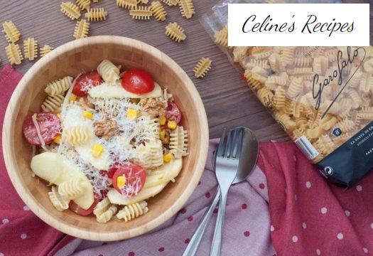 Nudelsalat mit Äpfeln und Walnüssen