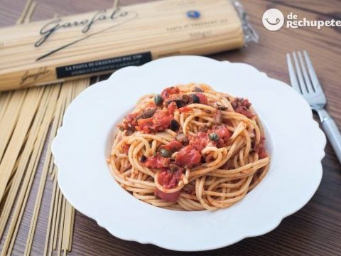 Puttanesca Spaghetti. Spaghetti alla puttanesca
