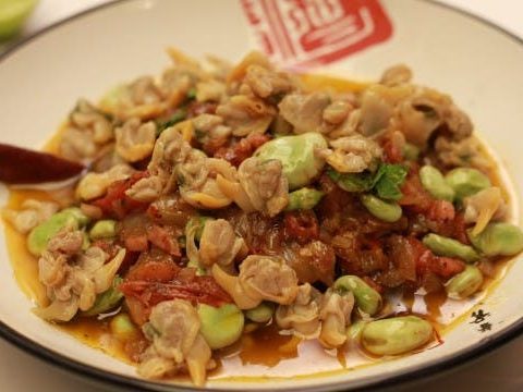 Junge Saubohnen mit Schinken und Herzmuscheln