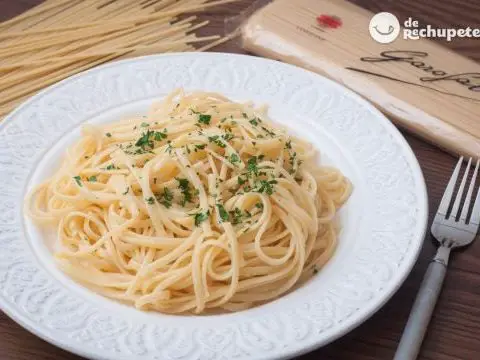 Spaghetti oder Linguine mit Alfredo-Sauce