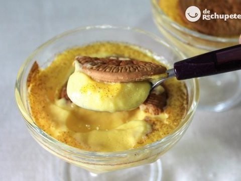 Hausgemachte Vanillepudding mit Keksen
