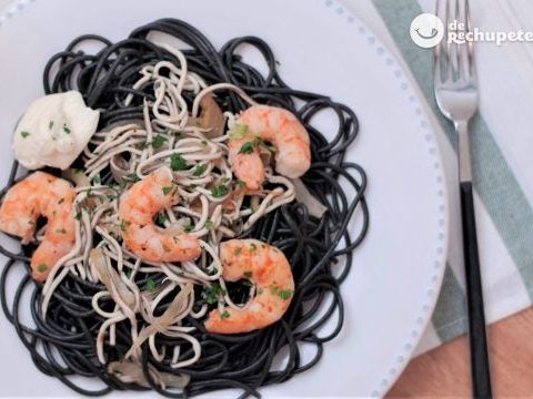 Spaghetti al nero di Sepia mit Babyaalen und Garnelen