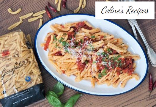 Pasta mit Arrabbiata-Sauce. Casarecce all'arrabbiata