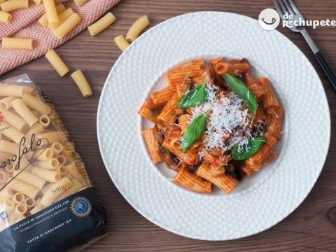Pasta mit Auberginen. Elicoidali alla Melanzane