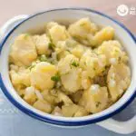 Salat aus Kartoffeln, Avocado, Pfeffer und Sardellen