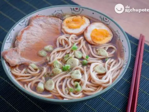 Wie man Ramen macht. Hausgemachte japanische Suppe