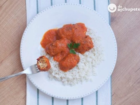 Bonito rollt in Piquillo-Sauce