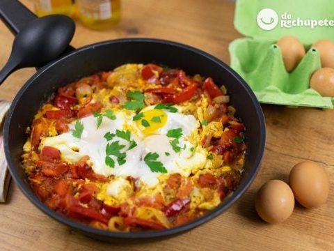 Shakshuka. Eier mit Tomatensauce