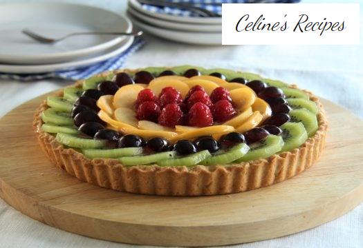 Sahnetorte und frisches Obst