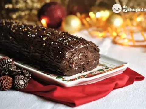 Schokoladenstamm gefüllt mit Mascarpone. Weihnachtsdessert