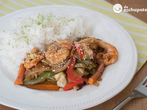 Wok sautiertes Gemüse mit Garnelen