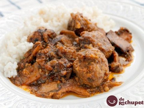 Hackbraten mit Tintenfisch. Mandonguilles amb sipia