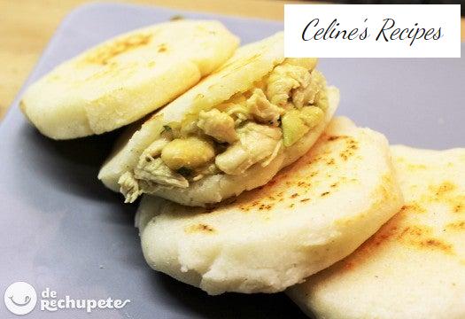 Mit Hühnchen gefüllte Arepas