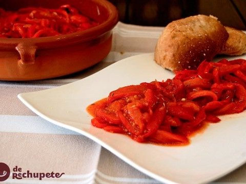 Manchego Asadillo. Gebratener Pfeffer-Tomaten-Salat