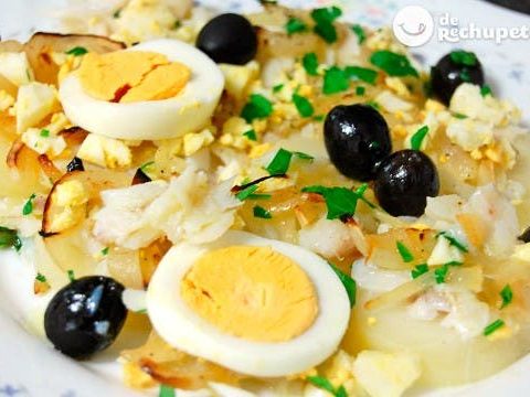 Kabeljau oder Bacalhau à Gomes de Sá. Portugiesisches Rezept