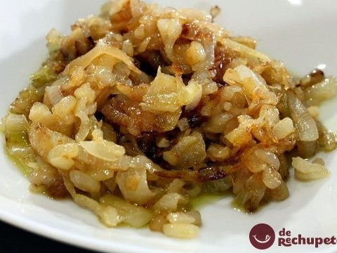 Wie man karamellisierte Zwiebeln zubereitet