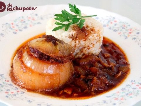 Gefüllte Zwiebeln oder mit Bonito gefüllte Zwiebeln. Asturisches Rezept