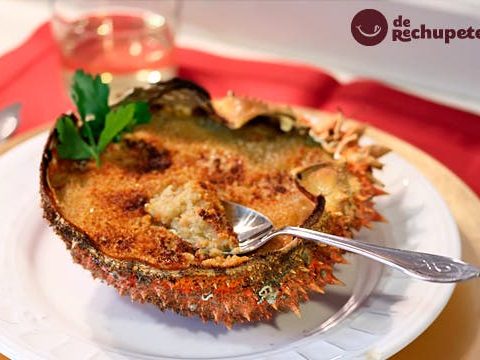 Spinnenkrabben oder Spinnenkrabben überbacken mit Garnelen und Schweineschulter