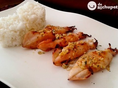 Gegrillter Tintenfisch oder Tintenfisch mit weißem Reis