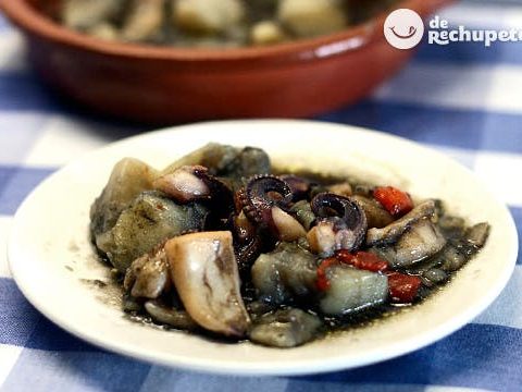 Chocos oder Tintenfischeintopf in seiner Tinte