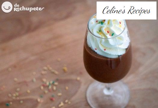 Glas Schokolade und hausgemachte Schlagsahne