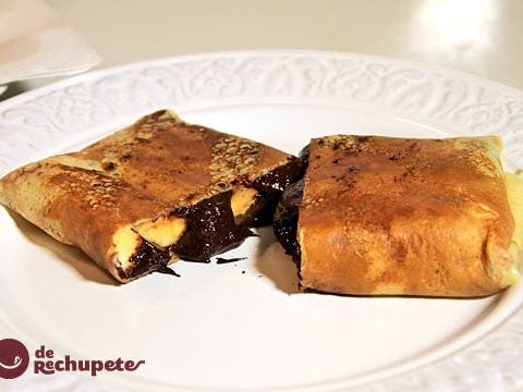 Palatschinken oder Crepes gefüllt mit Schokolade und Banane