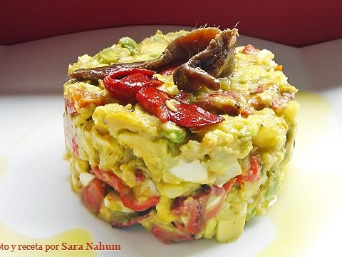Salat aus Kartoffeln, Avocado, Pfeffer und Sardellen