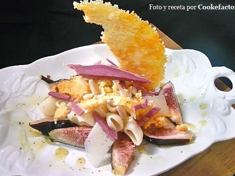 Nudelsalat mit Käse und Pinienkernen "Breva"