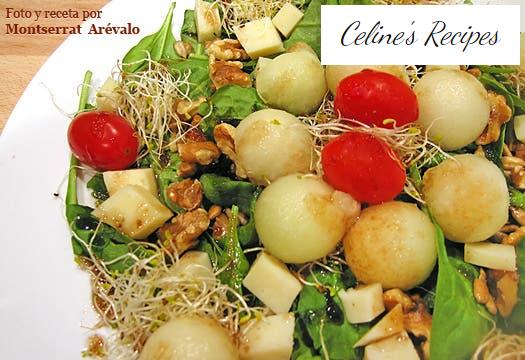 Salat mit Spinatsprossen, Melonen, Sprossen und Nüssen