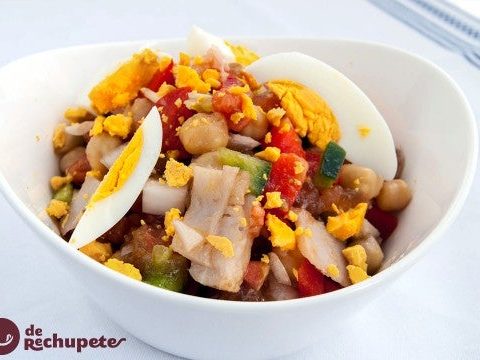 Kichererbsensalat mit Gemüse und Kabeljau