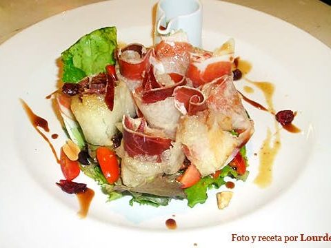 Iberischer Schinken-Melonen-Salat mit Trockenfruchtvinaigrette