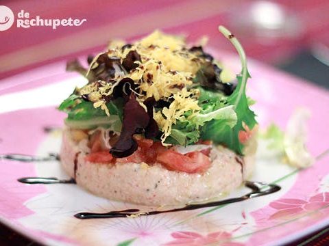 Meeresfrüchtesalat mit Salatsprossen, Tomaten und Ei