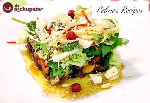 Warmer Wok-Salat mit Fourme d'Ambert-Blauschimmelkäse und getrockneten Früchten.