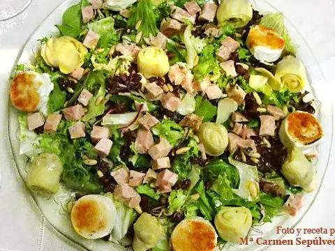 Salat aus Hühnchen, Artischocken und Ziegenkäse