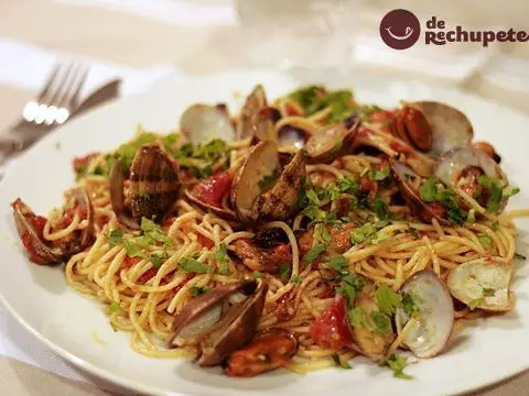 Spaghetti mit Muscheln. Italienisches Rezept.