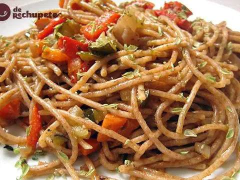 Spaghetti mit Pastete und Gemüse