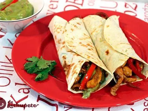Mexikanische Hühnchen-Fajitas mit Gemüse. Hühnchen Fajitas