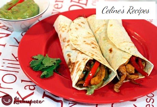 Mexikanische Hühnchen-Fajitas mit Gemüse. Hühnchen Fajitas