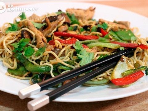 Chinesische gebratene Nudeln mit Huhn und Gemüse