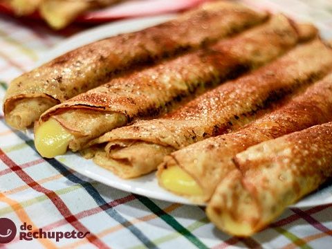 Karamellisierte Pfannkuchen gefüllt mit Gebäckcreme