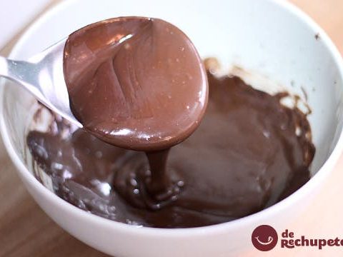 Ganaché oder Schokoladencreme. Gekochter Trüffel