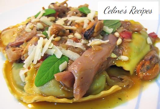 Großer Spinat-Ripieno mit Muschelsauce und Pilzen