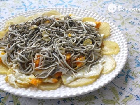 Gebrochene Eier mit Babyaalen in Knoblauch