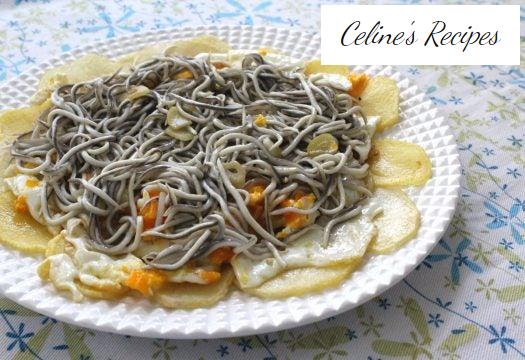 Gebrochene Eier mit Babyaalen in Knoblauch